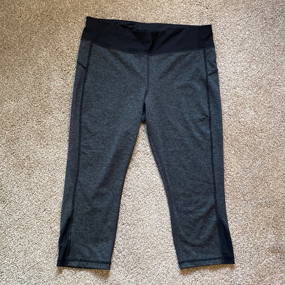 Womens Large Xersion workout capris in gray and black - Picture 2 of 6